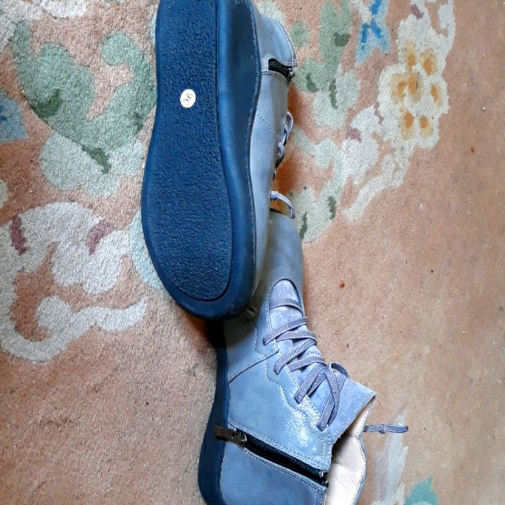 Unbranded gray leather ankle boots, size 5.5 US